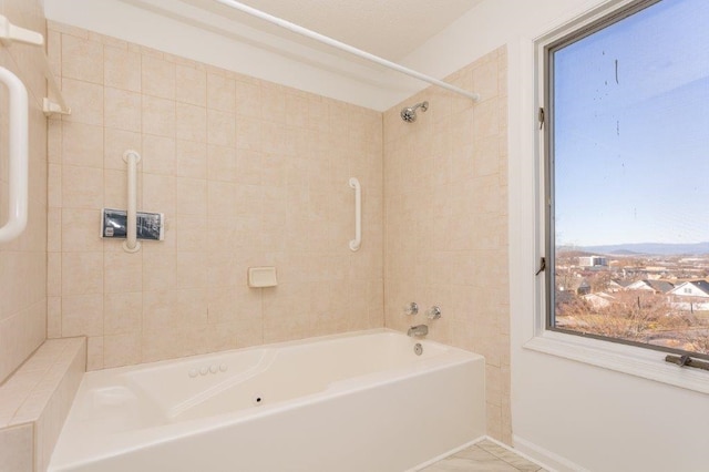 bathroom with tiled shower / bath