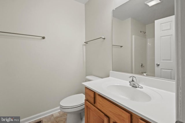 full bath with baseboards, a shower, toilet, and vanity