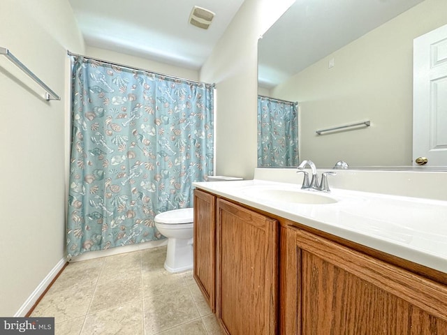 full bath featuring toilet, vanity, vaulted ceiling, a shower with shower curtain, and baseboards