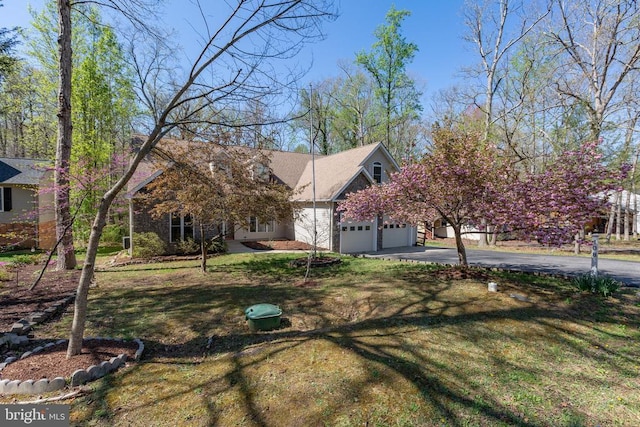 view of front facade with driveway and a front yard
