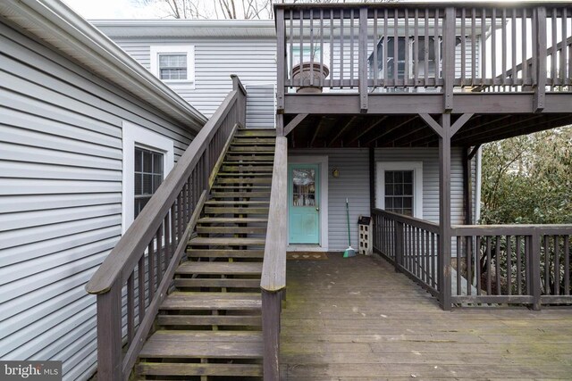 entrance to property featuring a wooden deck
