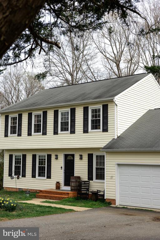 view of front facade featuring a garage and driveway