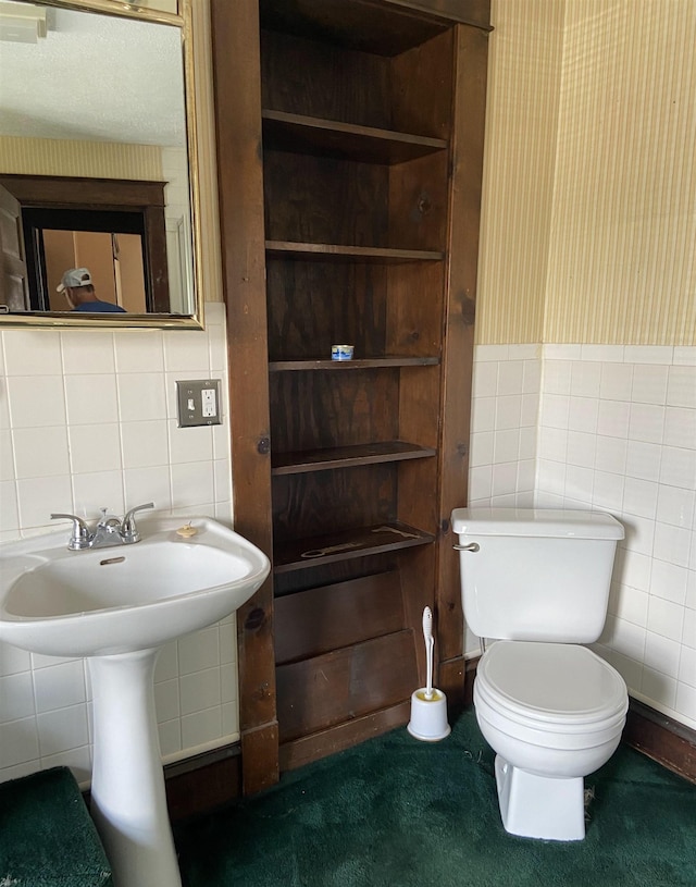 373 S Magnolia Ave S, Waynesboro, VA 22980 - bathroom with toilet, tile walls, wainscoting, and wallpapered walls