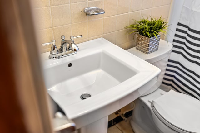 816 Rutherford St, Staunton, VA 24401 - bathroom featuring tile patterned flooring, tasteful backsplash, and tile walls