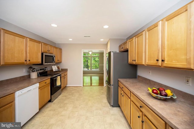 317 Edgehill Dr, Locust Grove, VA 22508 - kitchen featuring stainless steel appliances, recessed lighting, baseboards, and dark countertops