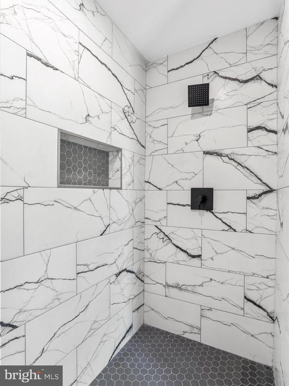 91 Arthur Ln, Luray, VA 22835 - bathroom featuring a tile shower