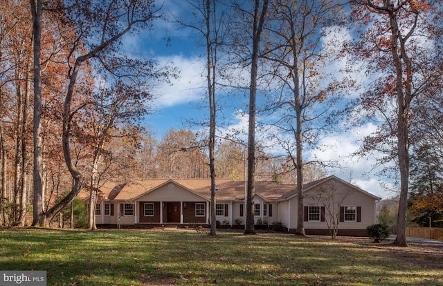 ranch-style home featuring a front lawn