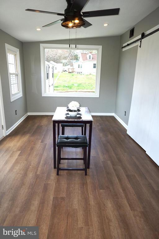 7435 Courthouse Rd, Spotsylvania, VA 22551 - dining area view of ceiling fan, a barn door, wood finished floors, baseboards, and recessed lighting