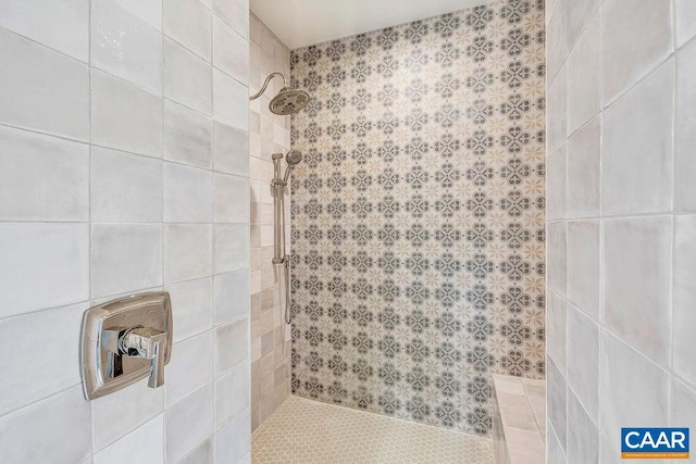 full bathroom featuring tiled shower