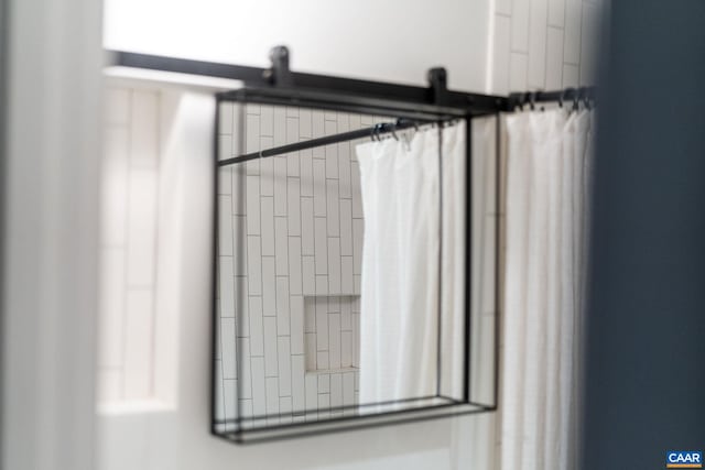 room details featuring a shower with curtain
