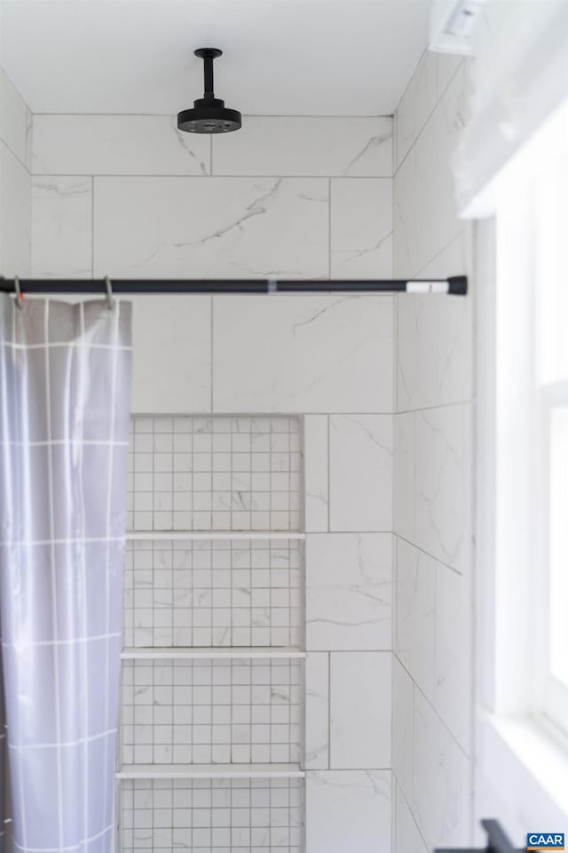 full bath with tiled shower