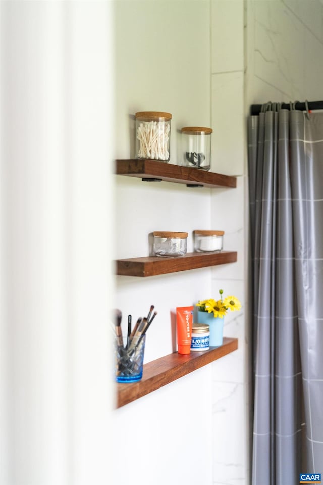details featuring a shower with shower curtain