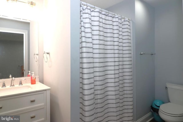 full bathroom featuring toilet, vanity, and a shower with curtain