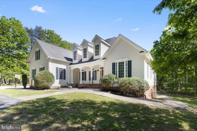 8606 Laroque Run Dr, Fredericksburg, VA 22407 - cape cod-style house featuring covered porch and a front yard