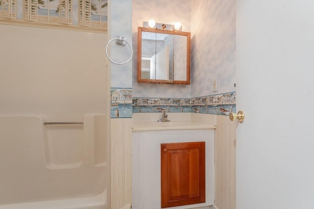 22 Loblolly Rd, Palmyra, VA 22963 - full bath with vanity and wallpapered walls