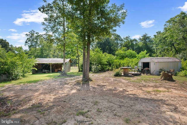  - view of yard featuring an outbuilding