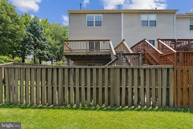 546 Highland Towne Ln, Warrenton, VA 20186 - rear view of property featuring a wooden deck and a fenced backyard