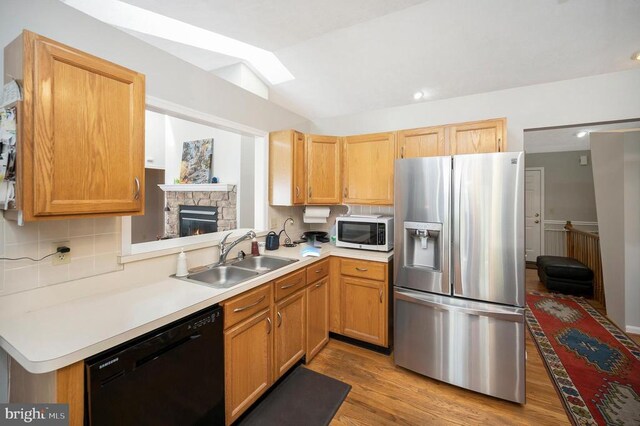 108 Harris Ct, Locust Grove, VA 22508 - kitchen with stainless steel appliances, a sink, tasteful backsplash, light wood-style floors, and lofted ceiling