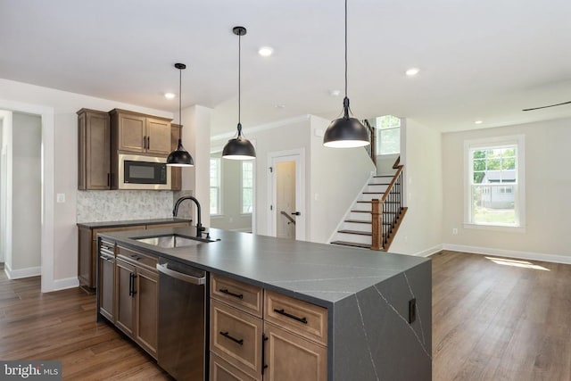 11207 Redlands Trl, Spotsylvania, VA 22551 - kitchen featuring a sink, stainless steel appliances, dark wood-style flooring, decorative backsplash, and baseboards