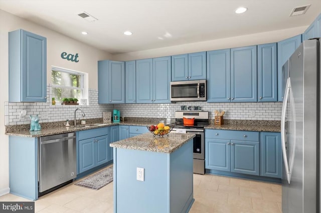 205 Saylers Crk, Locust Grove, VA 22508 - kitchen featuring stainless steel appliances, blue cabinets, a kitchen island, a sink, and recessed lighting