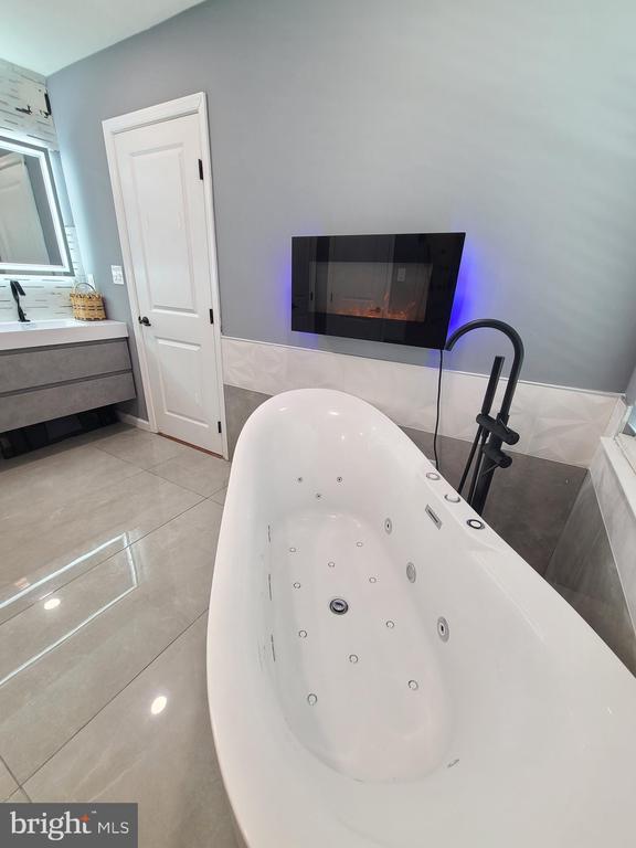 9423 Reservoir Rd, Fredericksburg, VA 22407 - bathroom view of a jetted tub and vanity