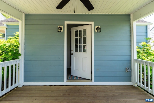 property entrance featuring a ceiling fan