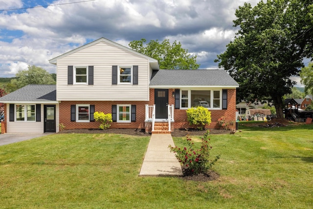 96 Featherstone Dr, Lyndhurst, VA 22952 - tri-level home featuring brick siding and a front yard