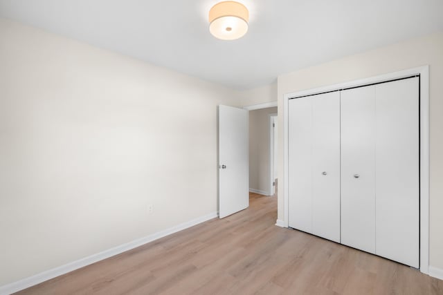 96 Featherstone Dr, Lyndhurst, VA 22952 - unfurnished bedroom featuring light wood-style flooring, baseboards, and a closet