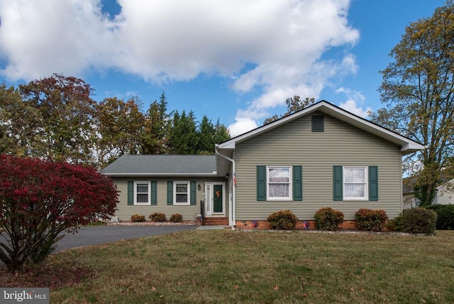 view of front of house featuring a front yard