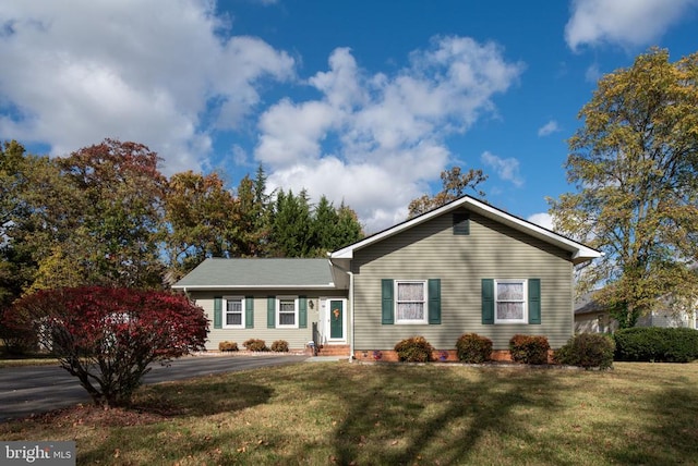 view of front of property with a front lawn