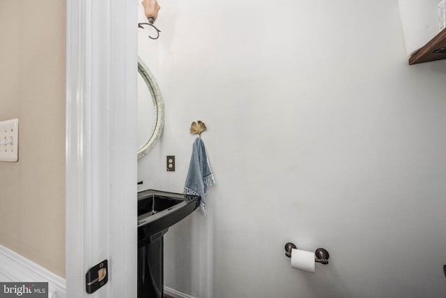 5819 Telluride Ln, Spotsylvania, VA 22553 - bathroom featuring baseboards