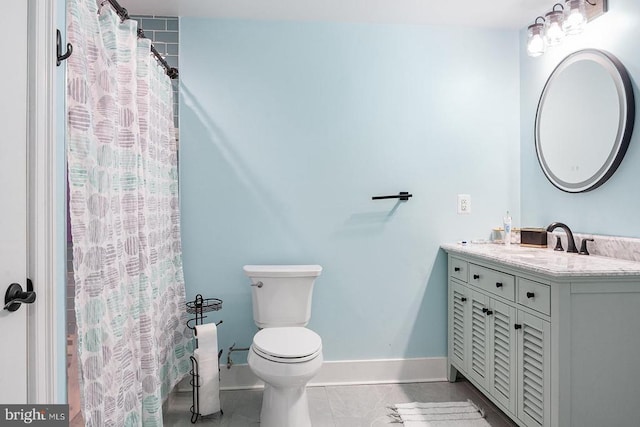 full bathroom featuring curtained shower, vanity, toilet, and baseboards