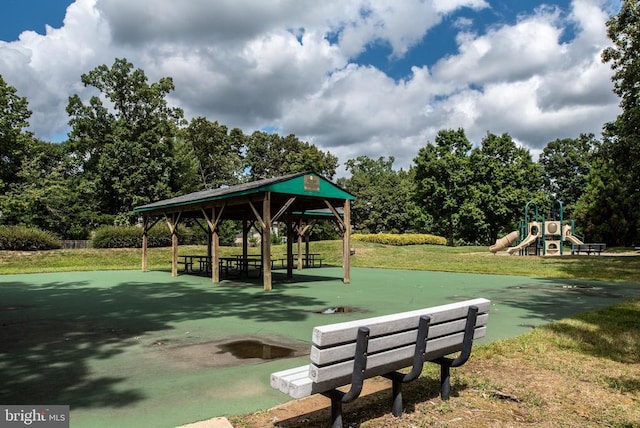 13104 Willow Point Dr, Fredericksburg, VA 22408 - surrounding community with a gazebo, a lawn, and a putting green