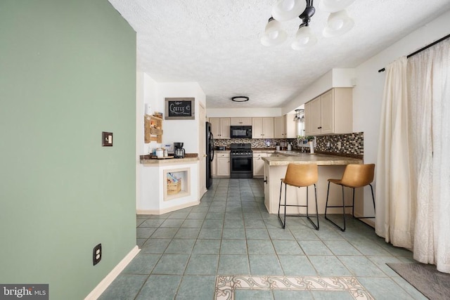 13104 Willow Point Dr, Fredericksburg, VA 22408 - kitchen with black appliances, decorative backsplash, a textured ceiling, a peninsula, and a breakfast bar area