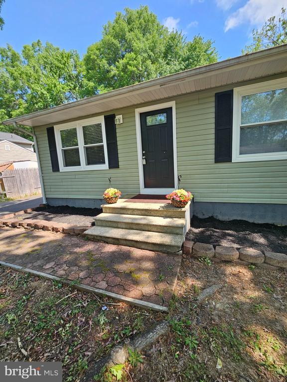5507 Peters Ln, Fredericksburg, VA 22407 - view of front facade featuring fence