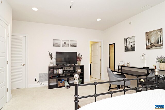 bedroom featuring light colored carpet, visible vents, baseboards, and recessed lighting