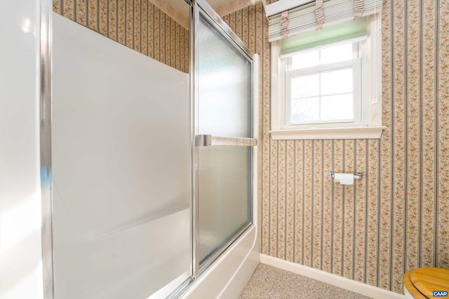 full bath with baseboards, combined bath / shower with glass door, and wallpapered walls