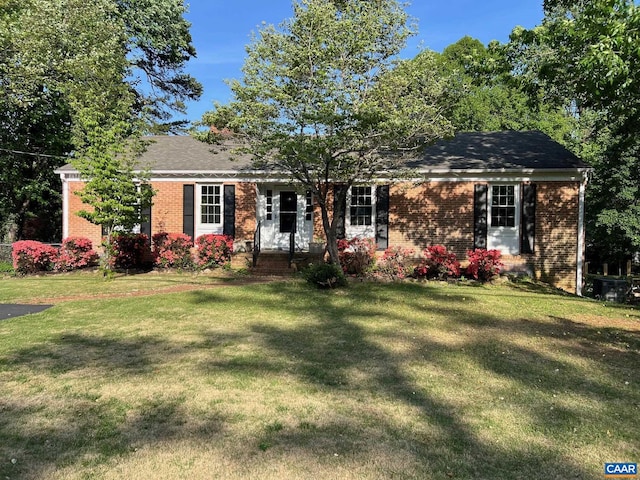 view of front of home featuring brick siding and a front yard