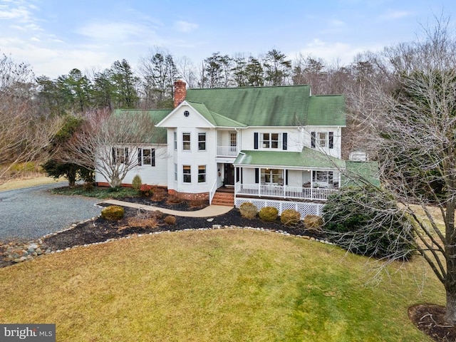 view of front facade featuring a porch and a front yard