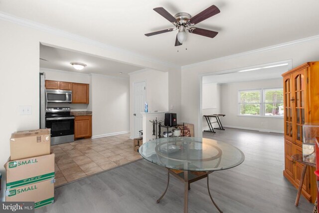 living room featuring light wood-style floors, a ceiling fan, ornamental molding, and baseboards