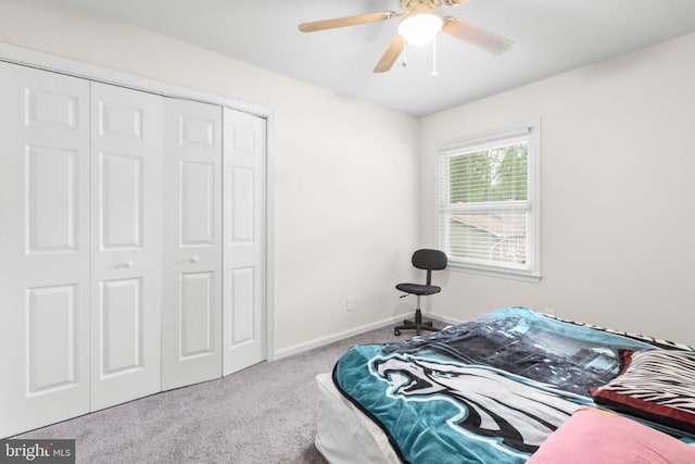 carpeted bedroom featuring baseboards, a ceiling fan, and a closet