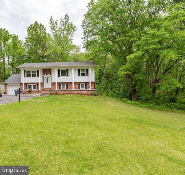 bi-level home featuring a front lawn and brick siding