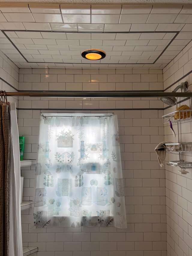 bathroom featuring tiled shower