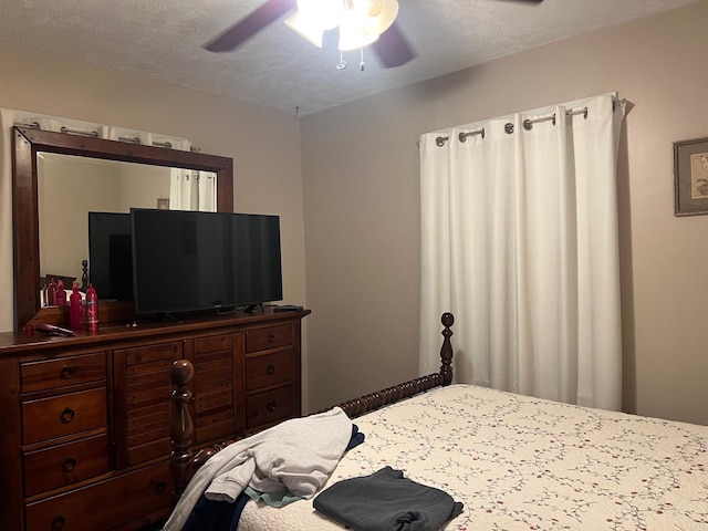 bedroom featuring ceiling fan and a textured ceiling