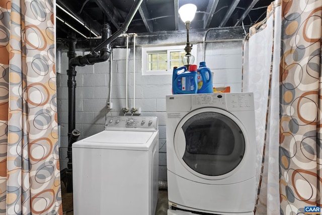washroom with washing machine and clothes dryer
