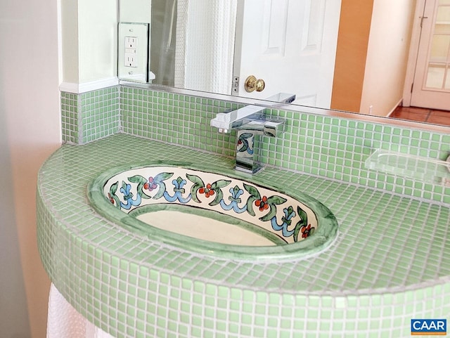 room details featuring backsplash