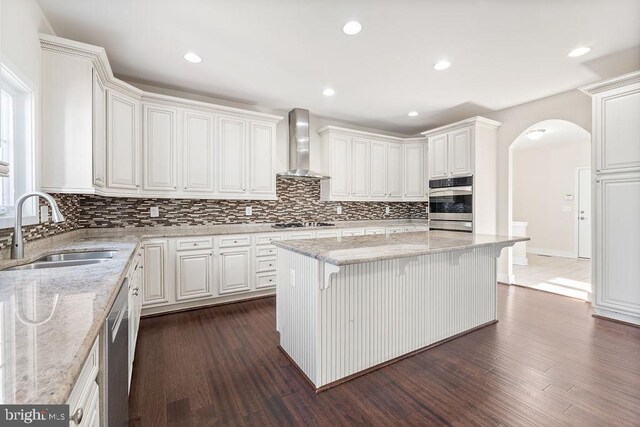 washroom featuring washer and clothes dryer and light tile patterned floors