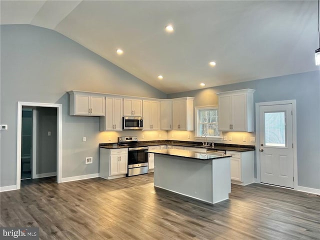 310 Hunt Hvn, Mineral, VA 23117 - kitchen with stainless steel appliances, dark countertops, white cabinets, baseboards, and recessed lighting