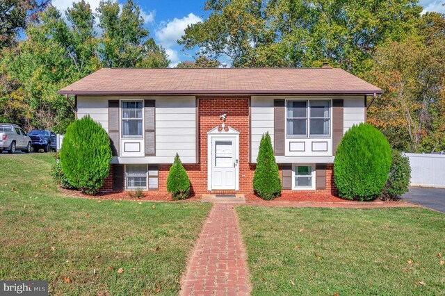 split foyer home with a front lawn