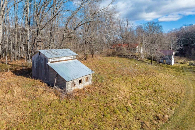 view of green lawn with an outbuilding